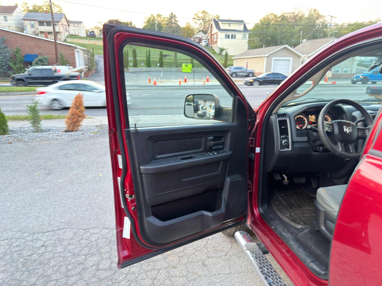 RAM 1500 4WD Quad Cab 140.5" ST 2015
