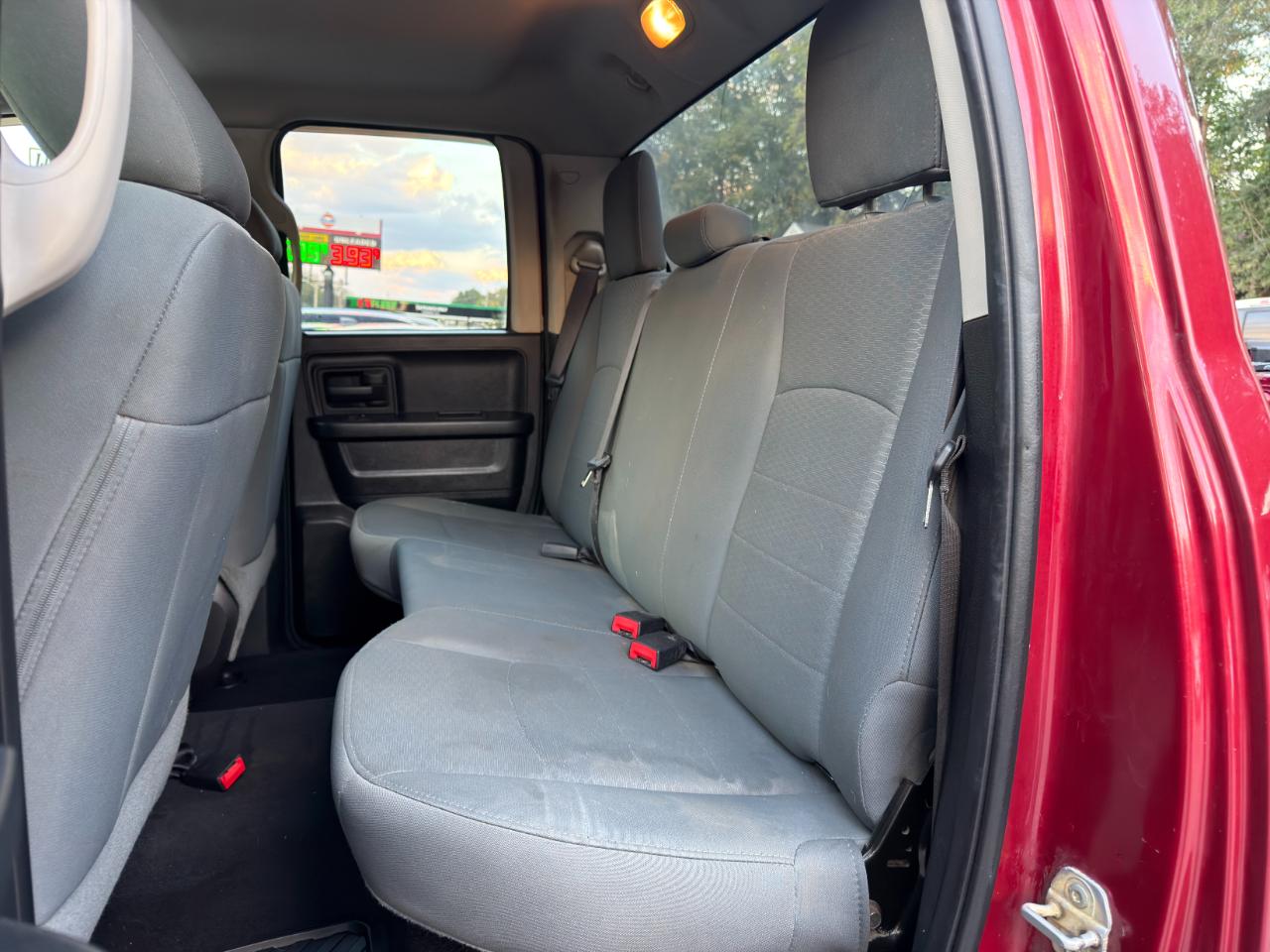 RAM 1500 4WD Quad Cab 140.5" ST 2015