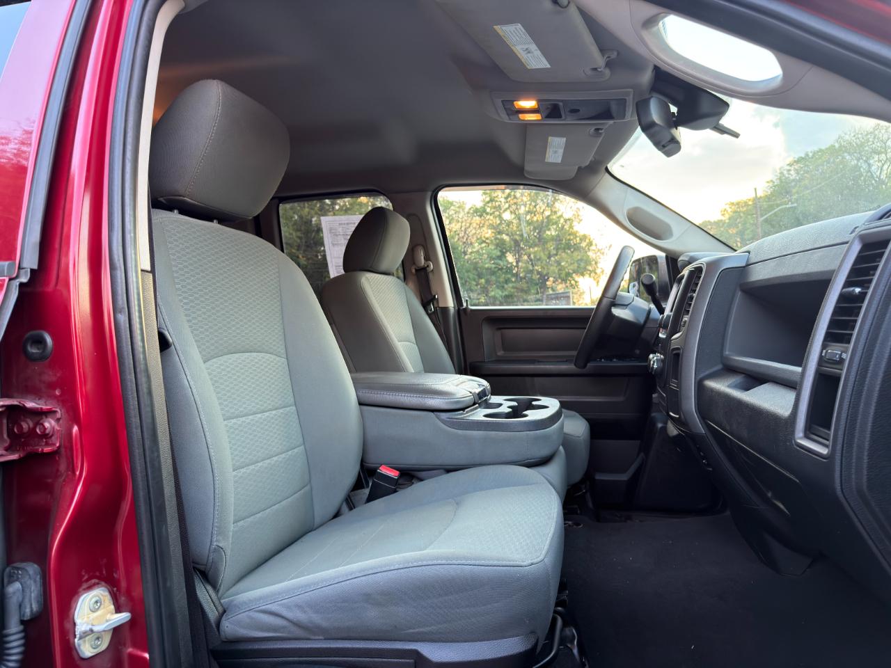 RAM 1500 4WD Quad Cab 140.5" ST 2015