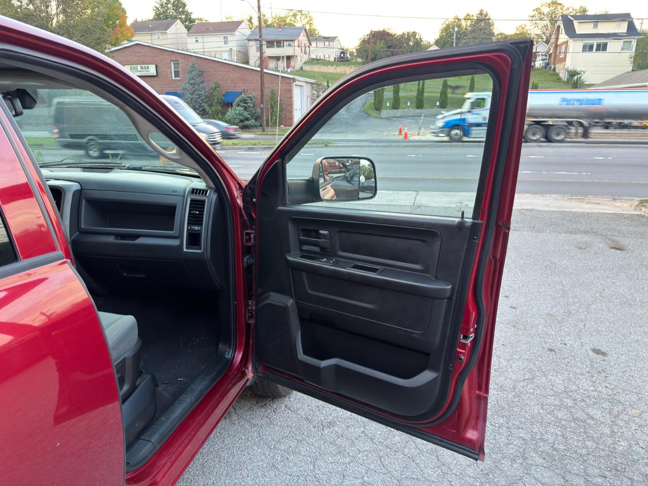 RAM 1500 4WD Quad Cab 140.5" ST 2015