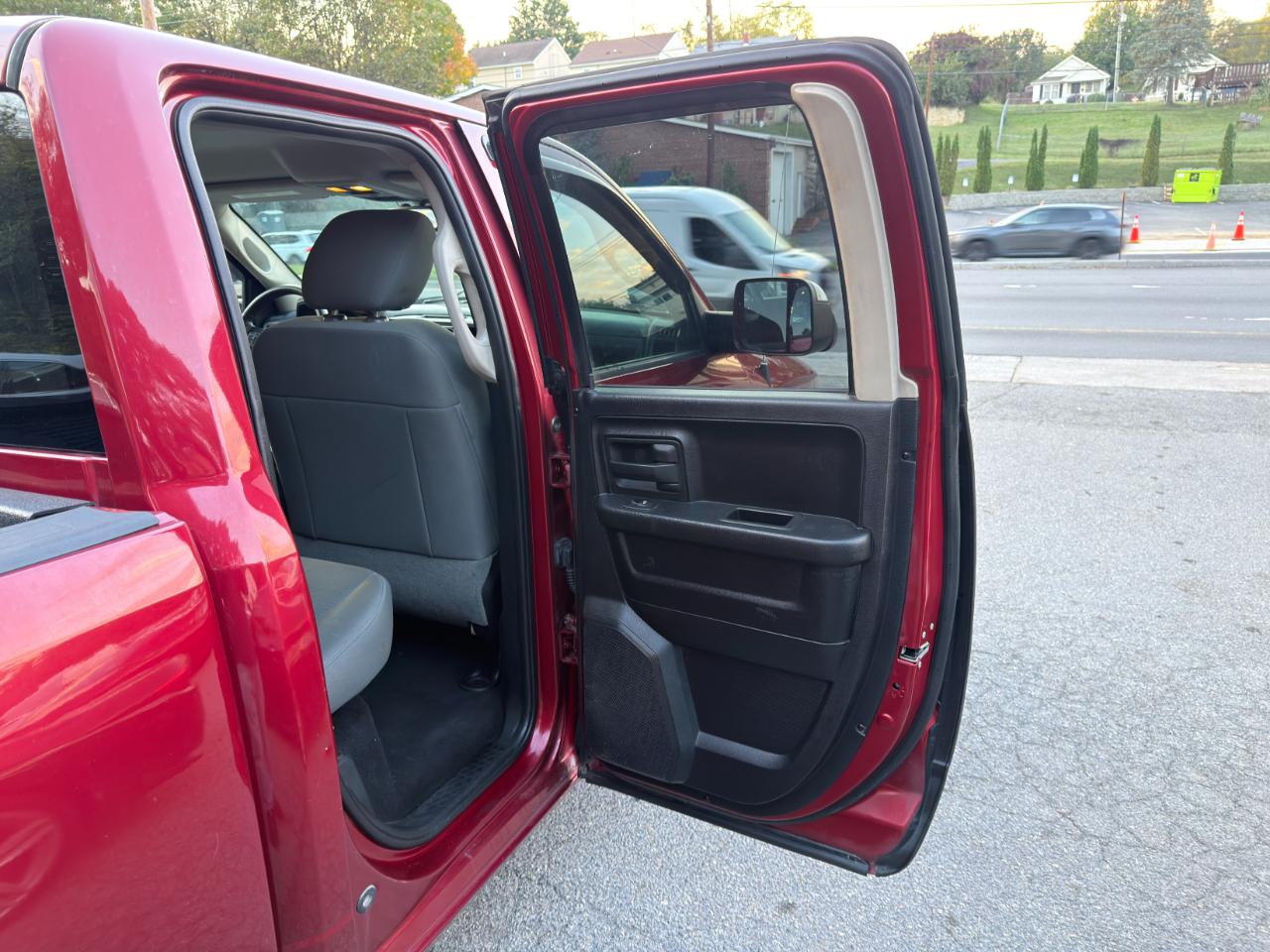 RAM 1500 4WD Quad Cab 140.5" ST 2015