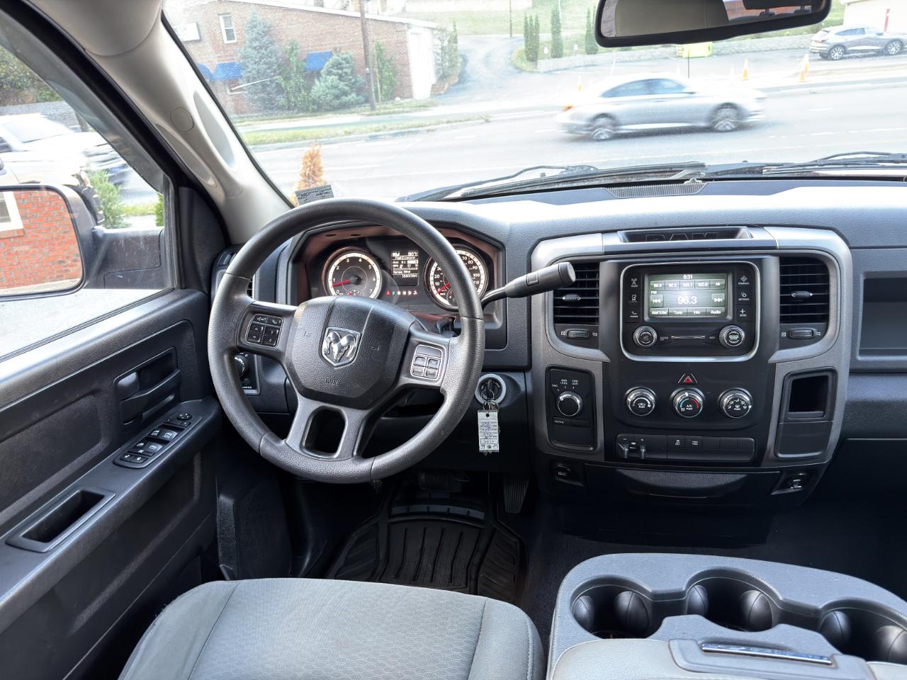 RAM 1500 4WD Quad Cab 140.5" ST 2015