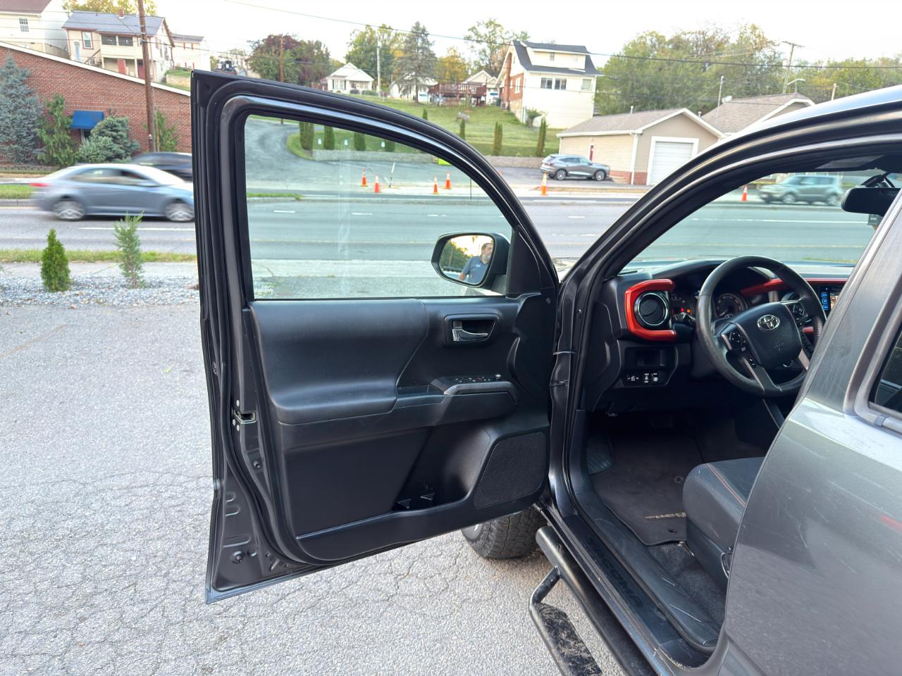 Toyota Tacoma TRD Off Road Double Cab 5' Bed V6 4x2 AT (Natl) 2017