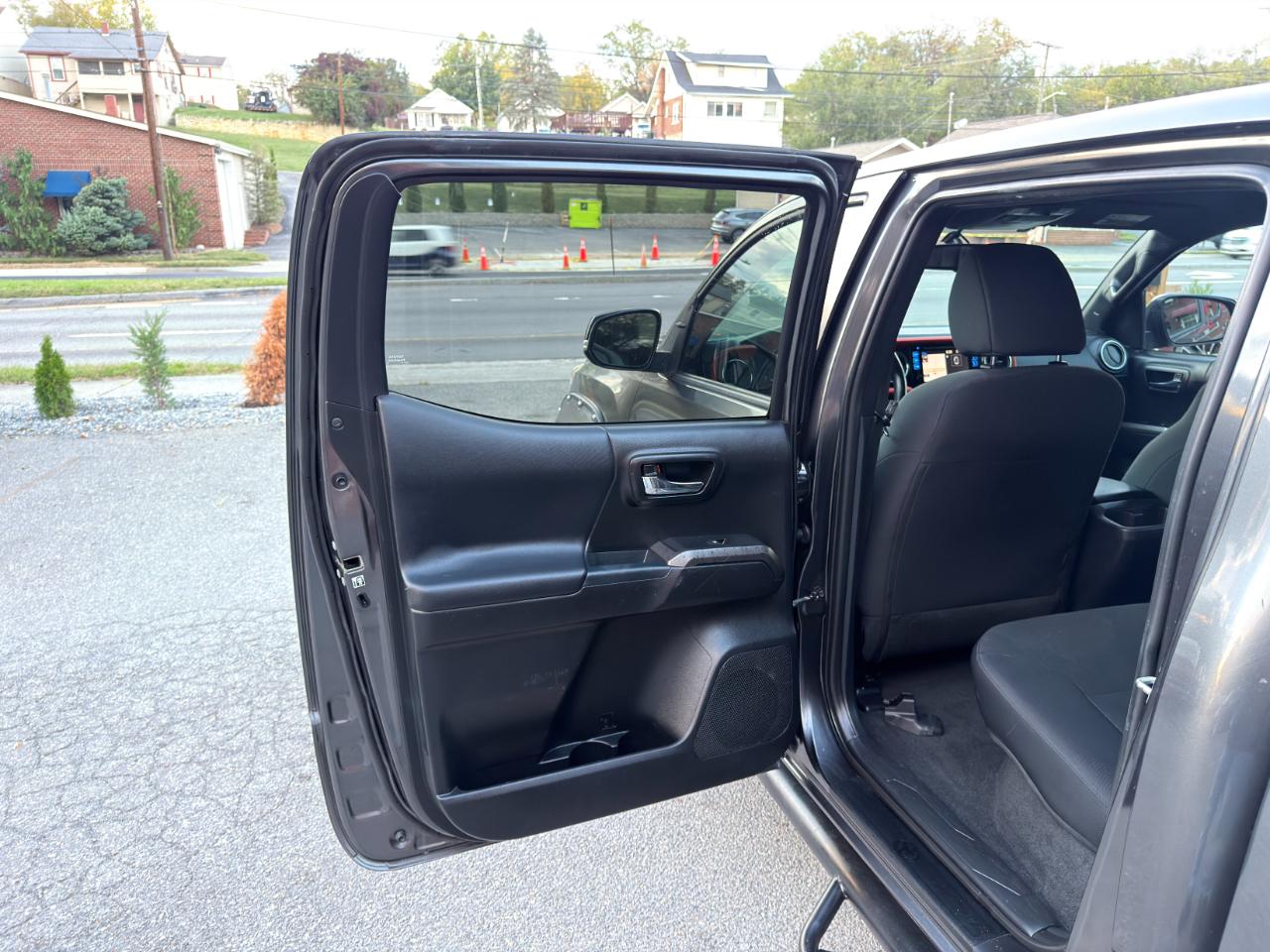 Toyota Tacoma TRD Off Road Double Cab 5' Bed V6 4x2 AT (Natl) 2017