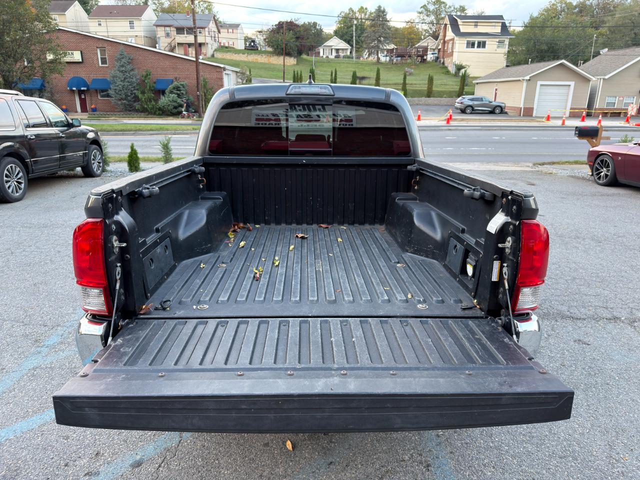 Toyota Tacoma TRD Off Road Double Cab 5' Bed V6 4x2 AT (Natl) 2017