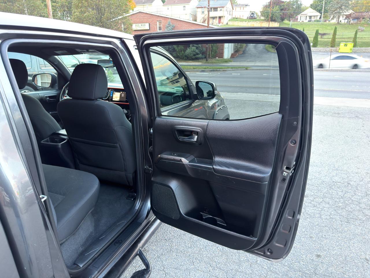 Toyota Tacoma TRD Off Road Double Cab 5' Bed V6 4x2 AT (Natl) 2017