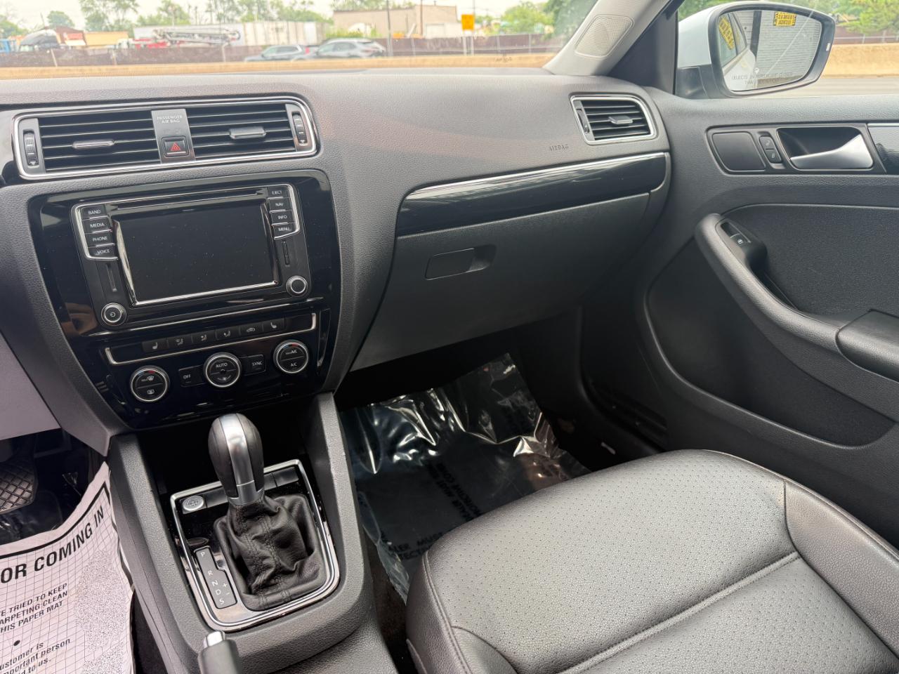 Volkswagen Jetta 1.8T SEL 6A 2017