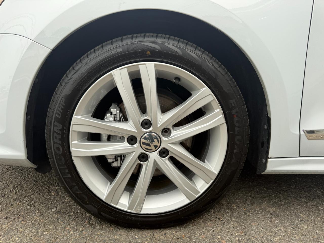 Volkswagen Jetta 1.8T SEL 6A 2017