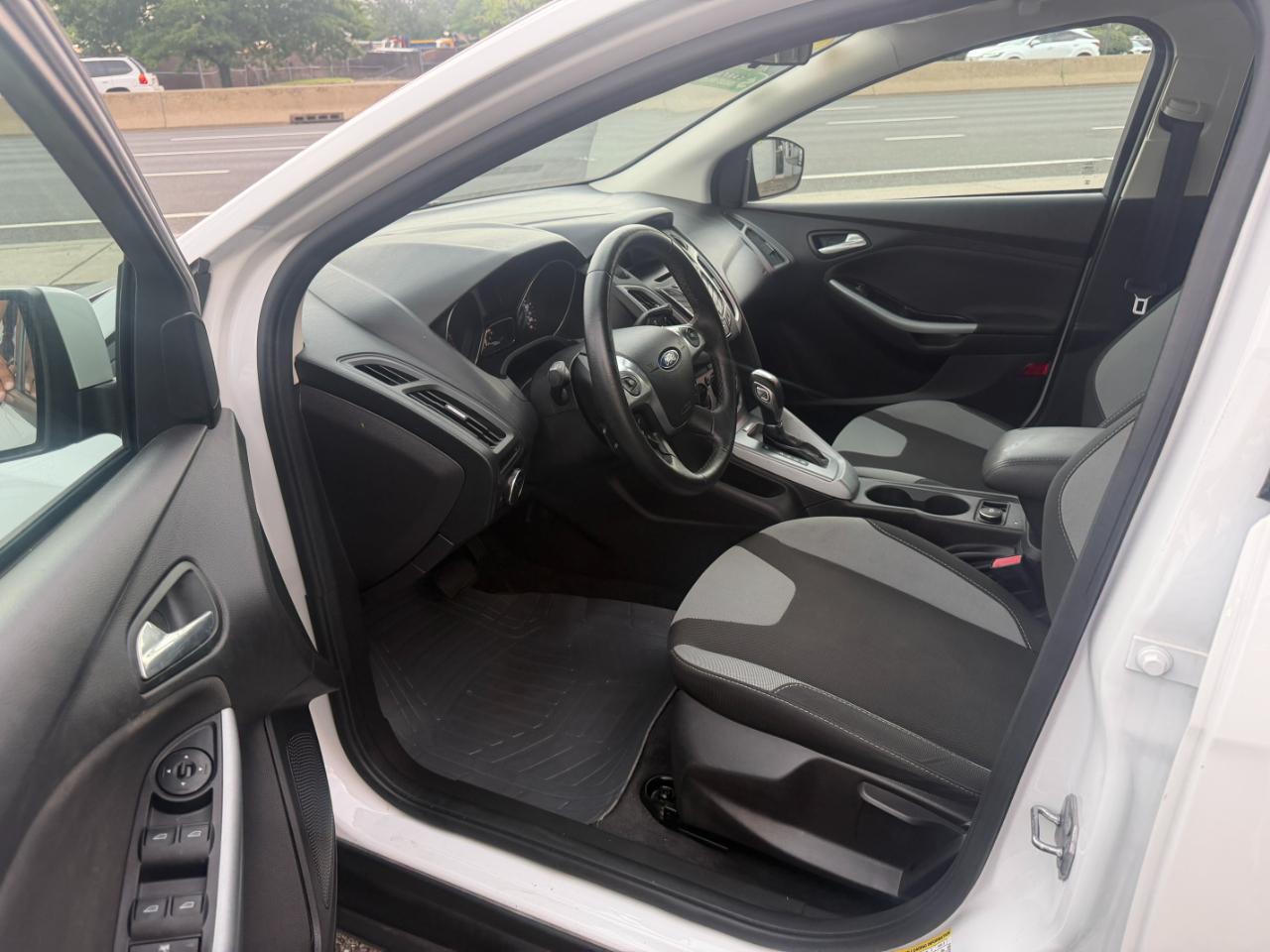 Ford Focus SE Sedan 2012