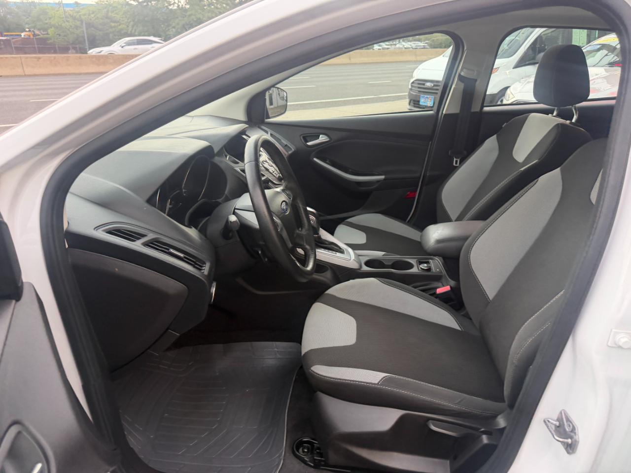 Ford Focus SE Sedan 2012
