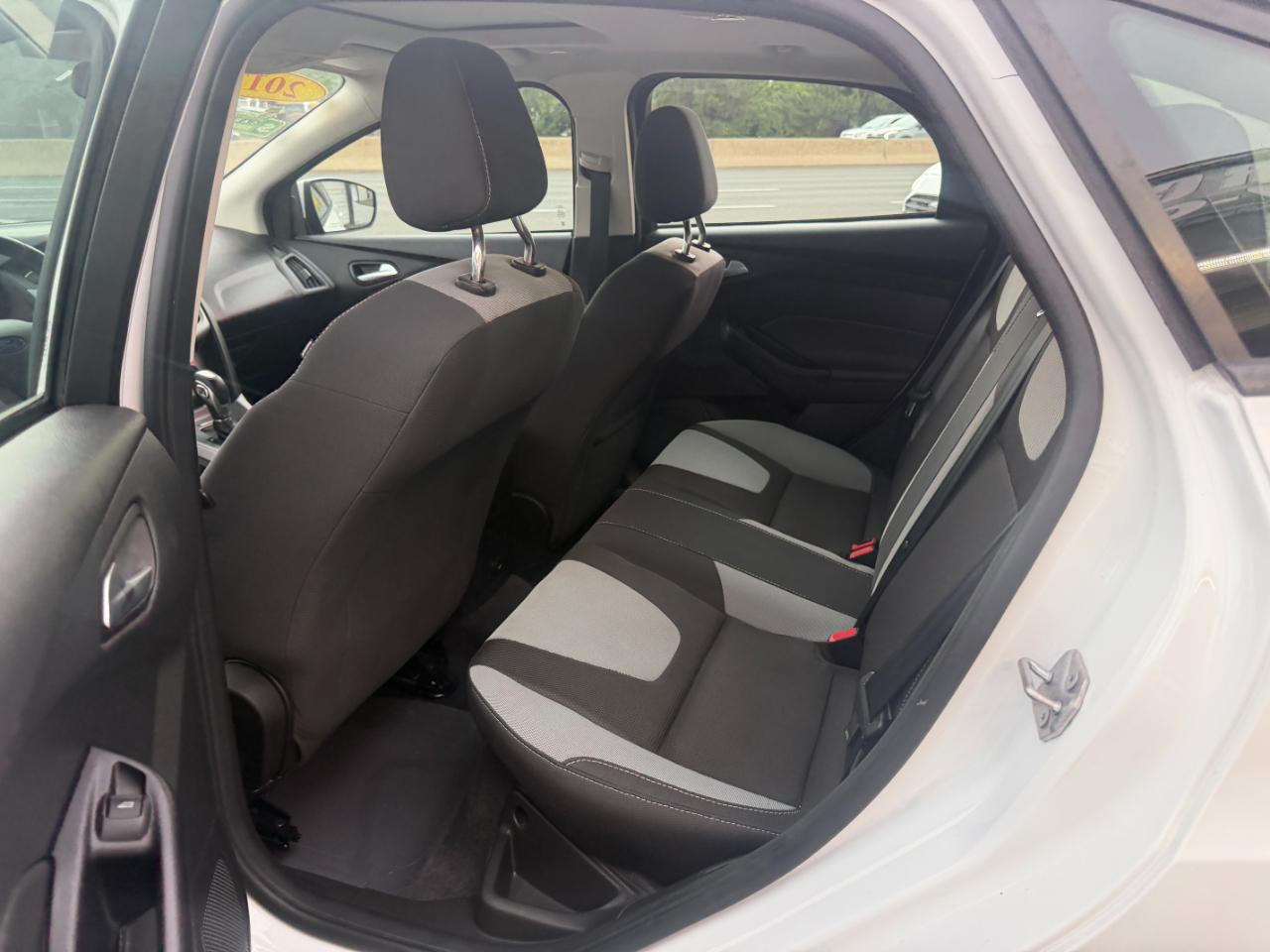 Ford Focus SE Sedan 2012