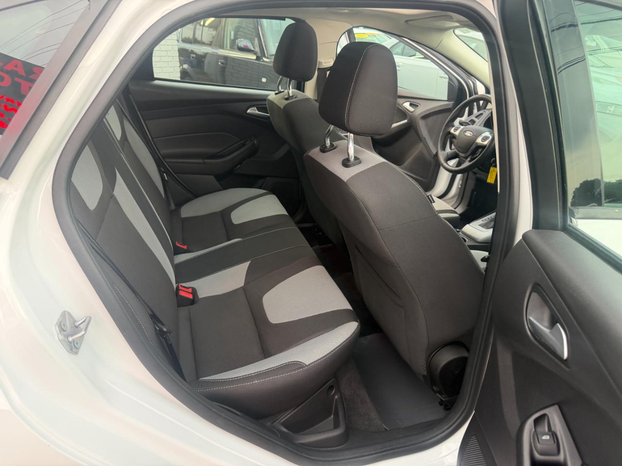 Ford Focus SE Sedan 2012