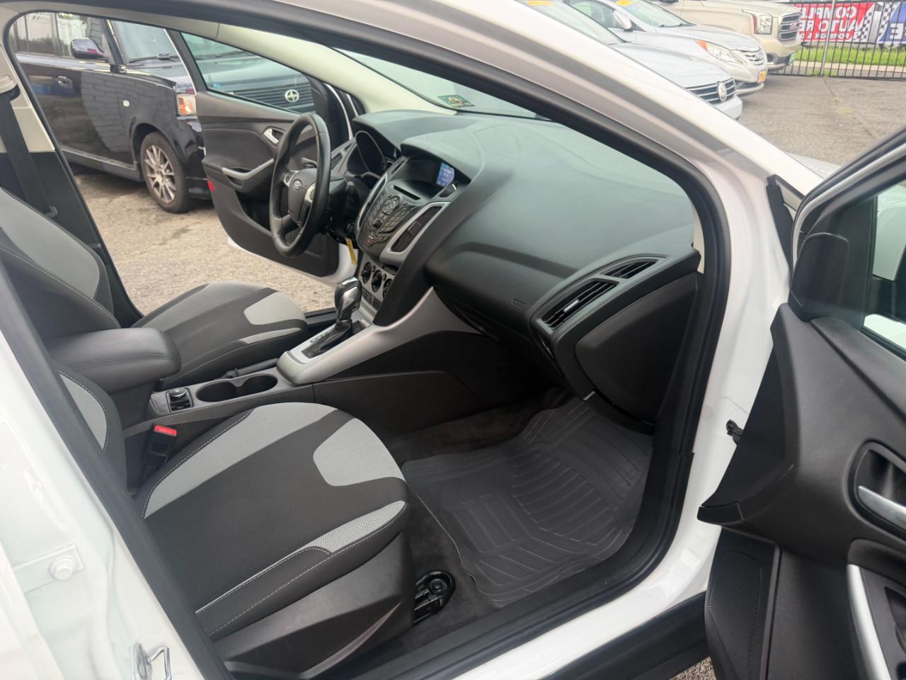 Ford Focus SE Sedan 2012