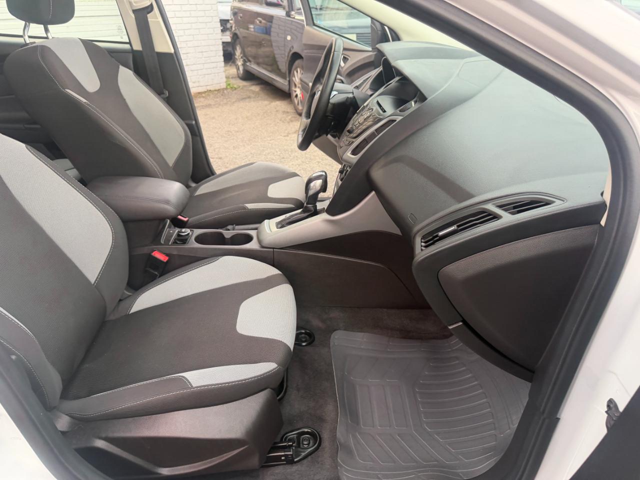 Ford Focus SE Sedan 2012