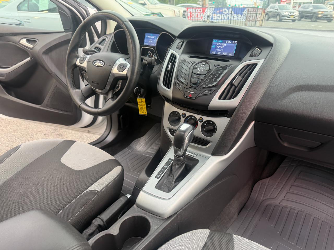 Ford Focus SE Sedan 2012