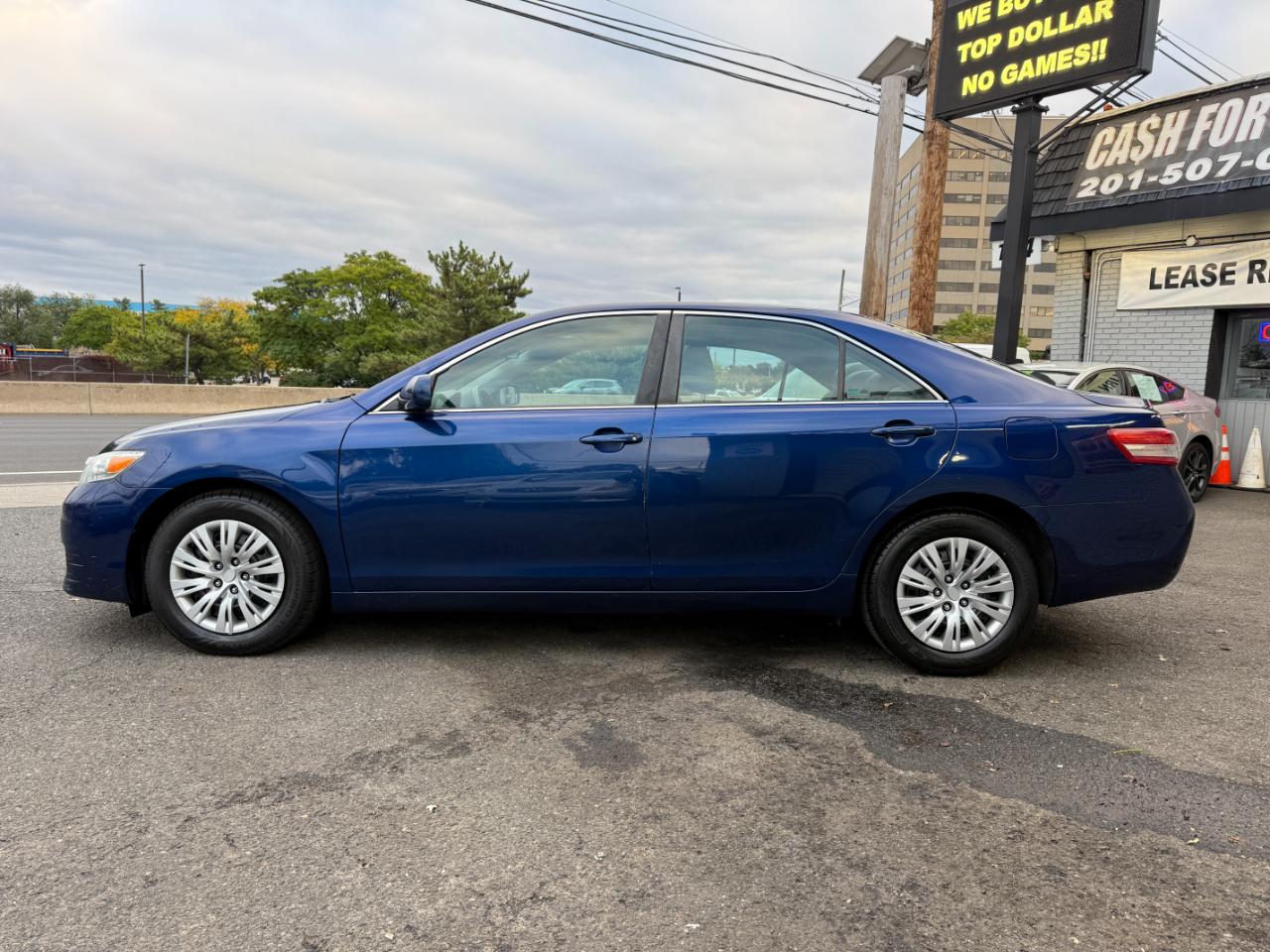 Toyota Camry LE 6-Spd AT 2010