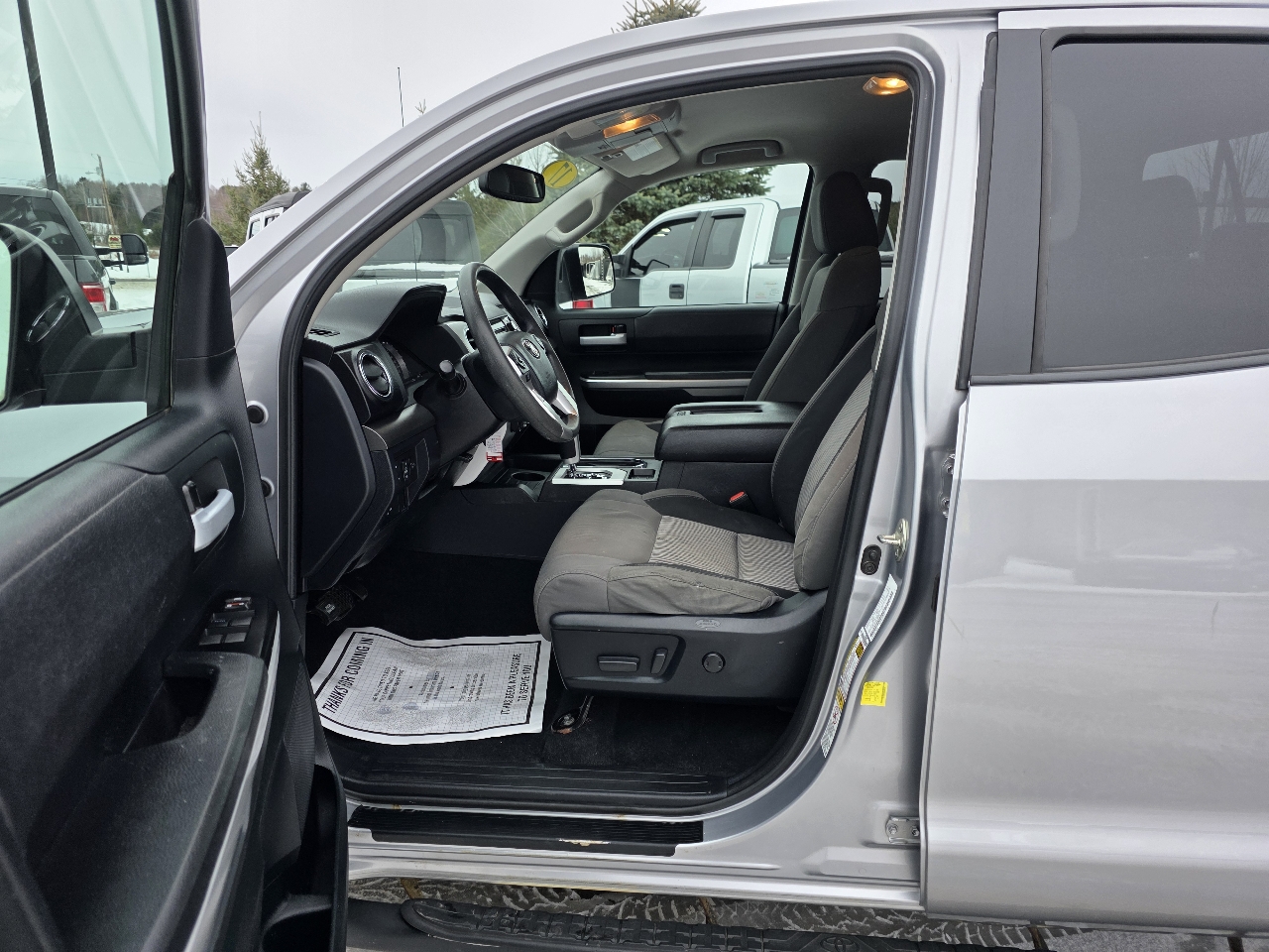 Toyota Tundra SR5 5.7L V8 Double Cab 4WD 2017