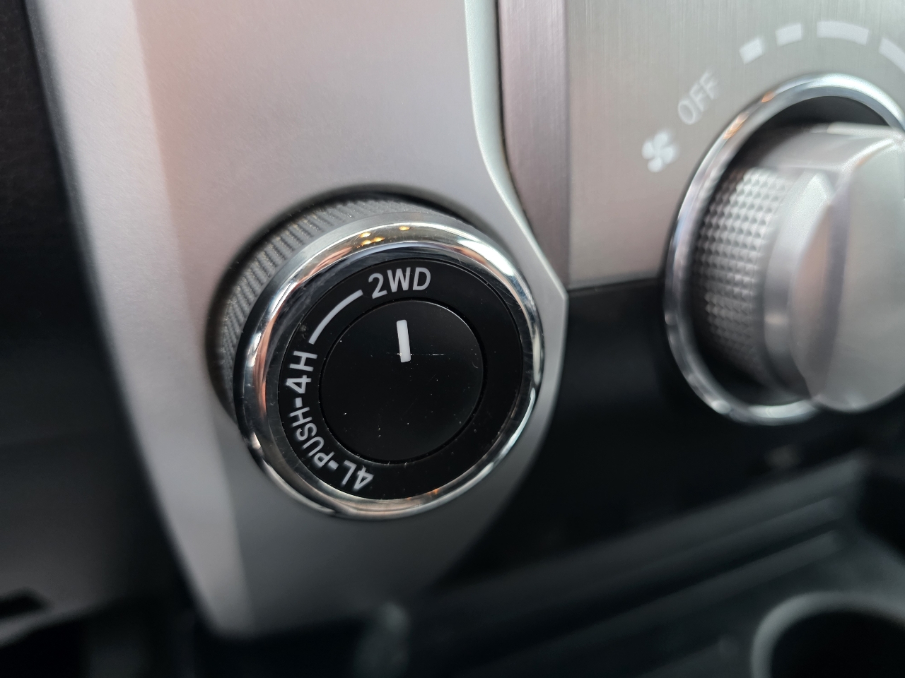 Toyota Tundra SR5 5.7L V8 Double Cab 4WD 2017