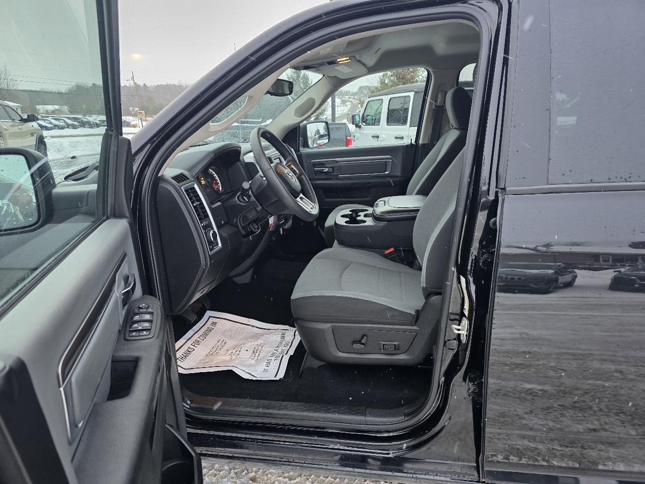 RAM 1500 Classic Tradesman Crew Cab SWB 4WD 2023