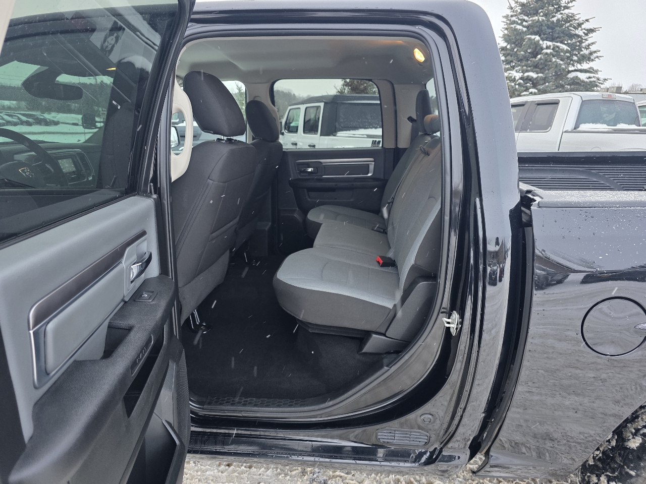 RAM 1500 Classic Tradesman Crew Cab SWB 4WD 2023