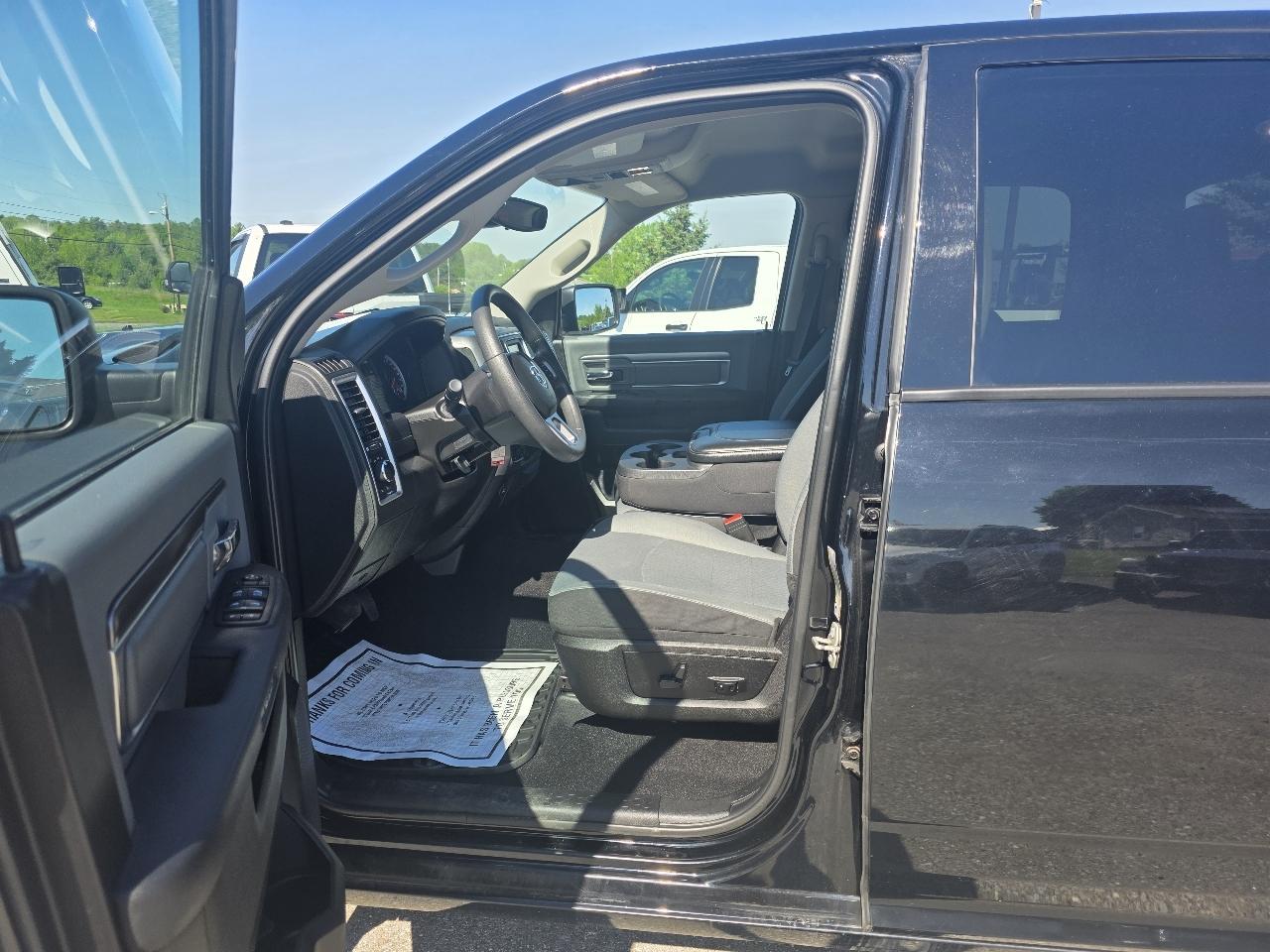 RAM 1500 Classic Tradesman Crew Cab SWB 4WD 2023