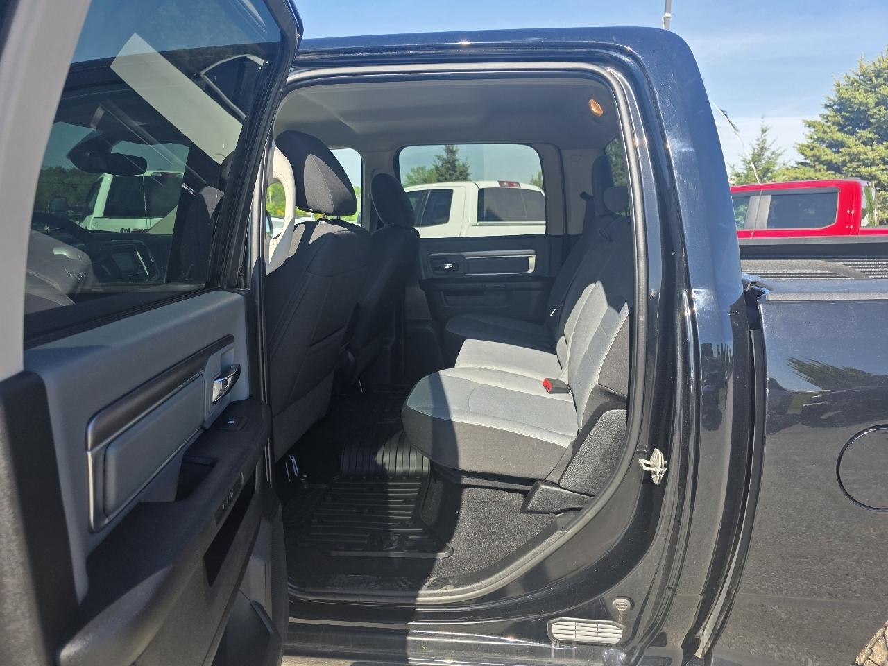 RAM 1500 Classic Tradesman Crew Cab SWB 4WD 2023