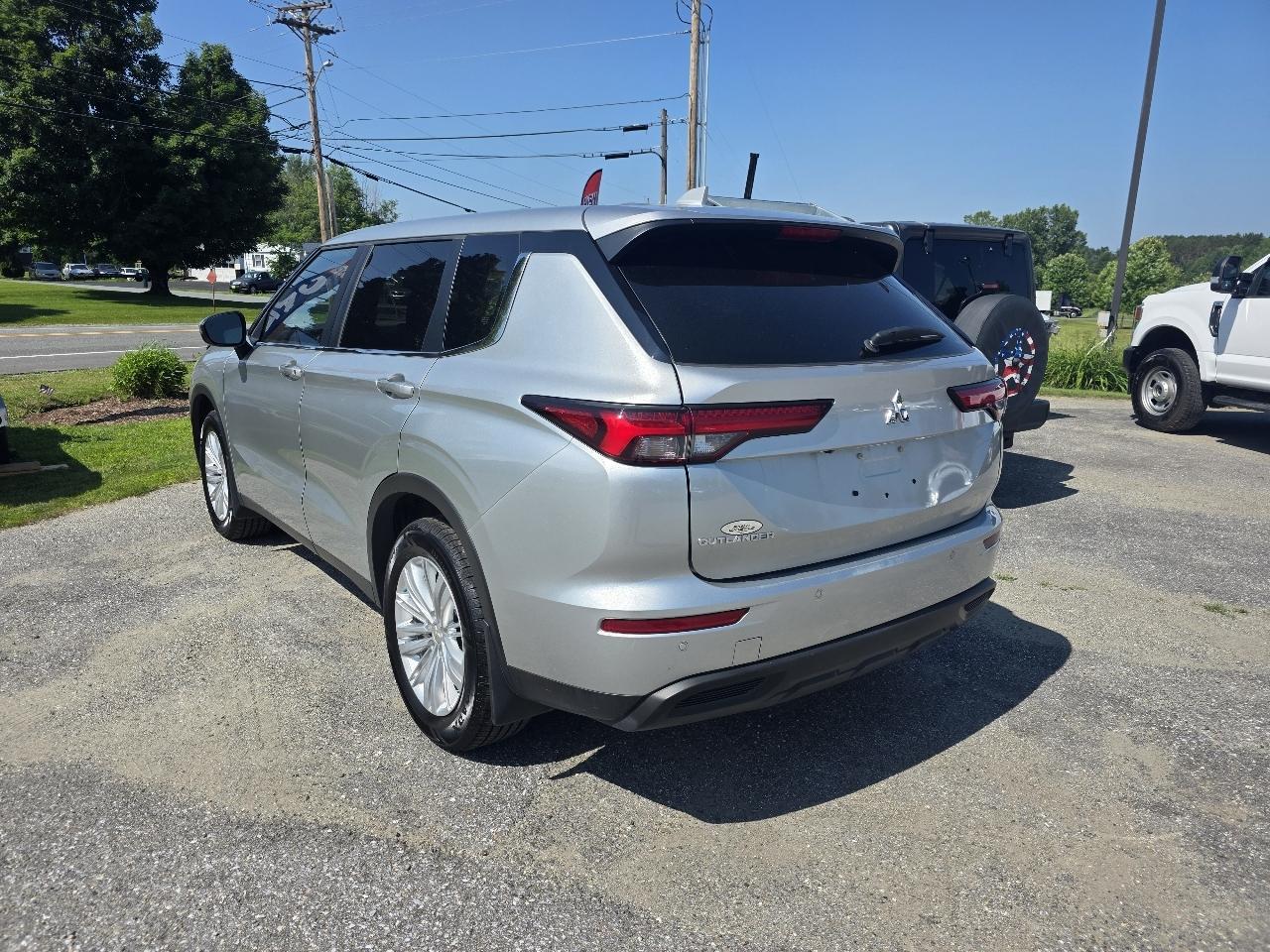 Mitsubishi Outlander ES AWD 2024