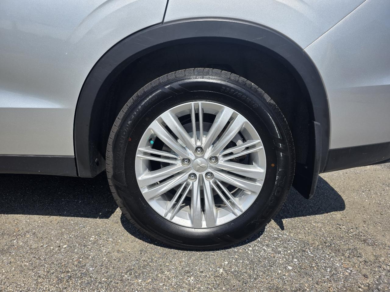 Mitsubishi Outlander ES AWD 2024