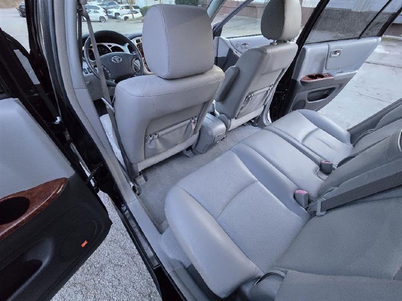 Toyota Highlander V6 2WD with 3rd-Row Seat 2007