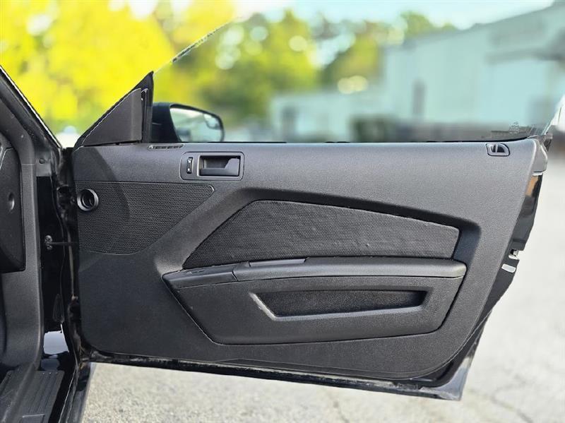 Ford Mustang V6 Coupe 2012