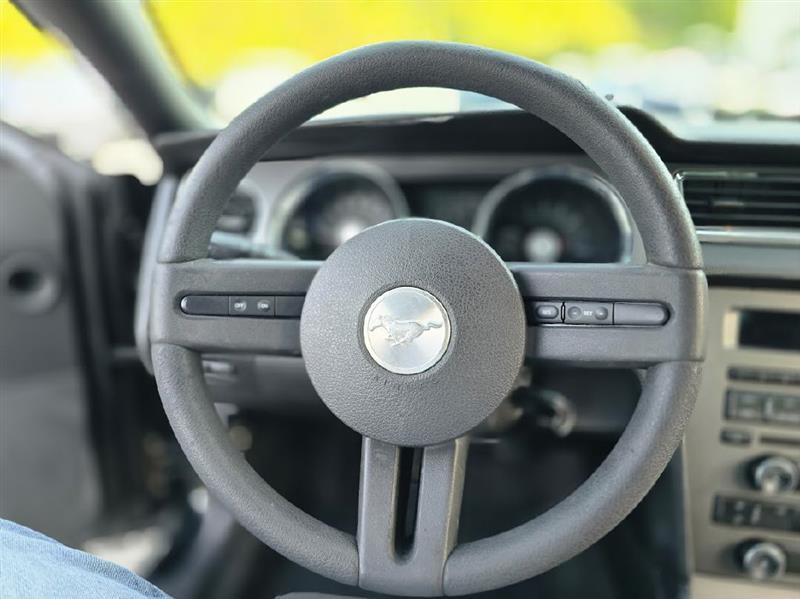 Ford Mustang V6 Coupe 2012