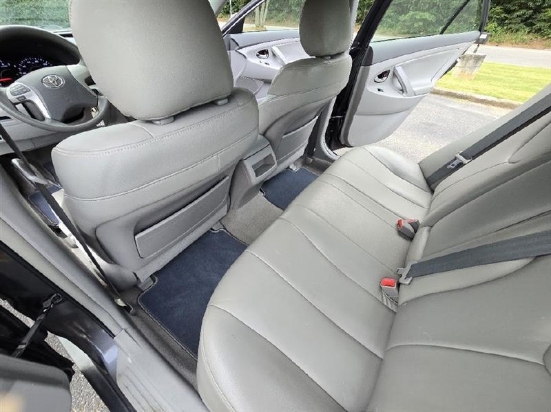Toyota Camry SE 6-Spd MT 2010