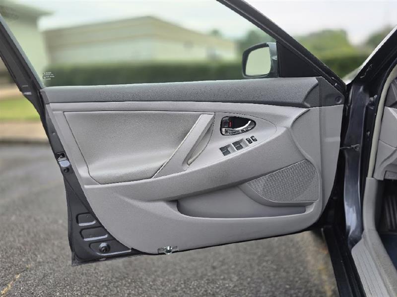 Toyota Camry SE 6-Spd MT 2010