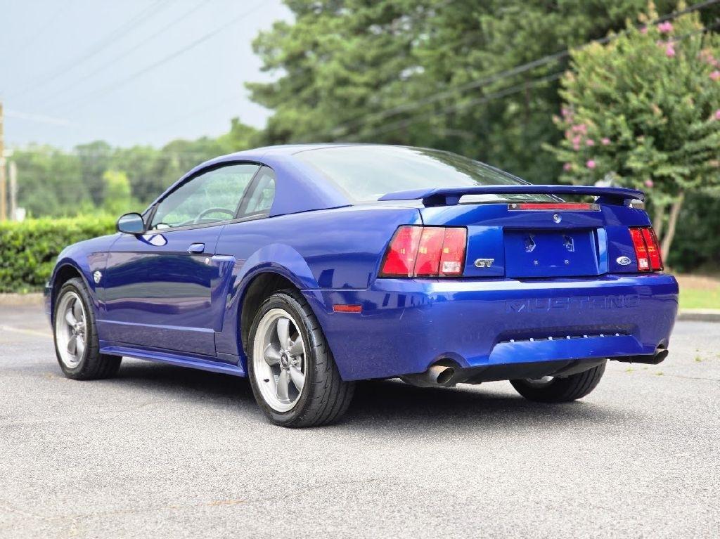 Ford Mustang GT Deluxe Coupe 2004