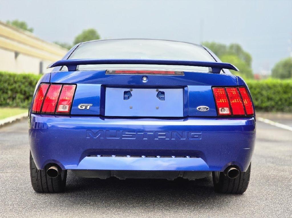 Ford Mustang GT Deluxe Coupe 2004