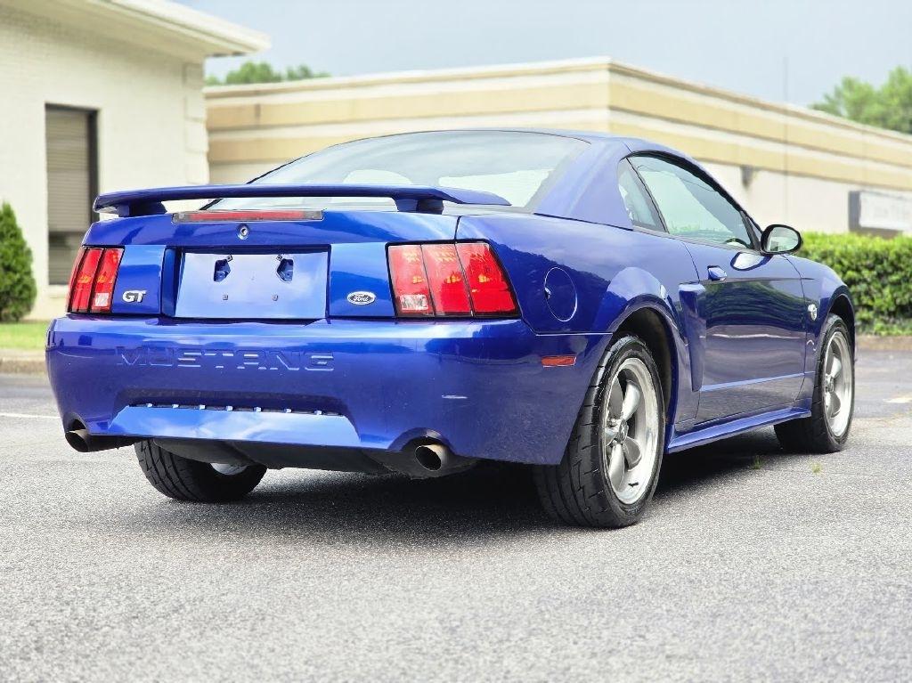 Ford Mustang GT Deluxe Coupe 2004