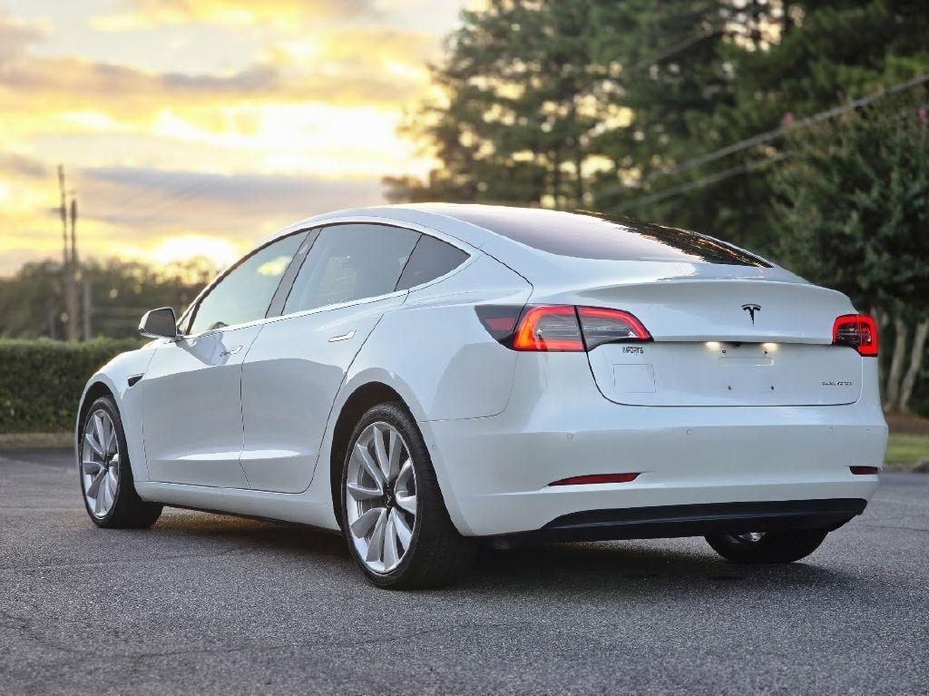 Tesla Model 3 photo 5
