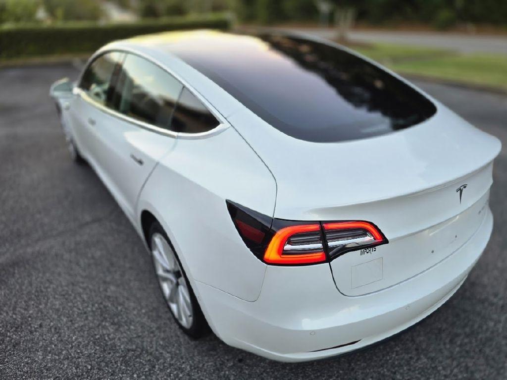 Tesla Model 3 photo 6