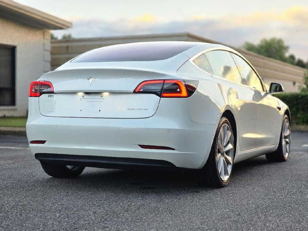 Tesla Model 3 photo 8