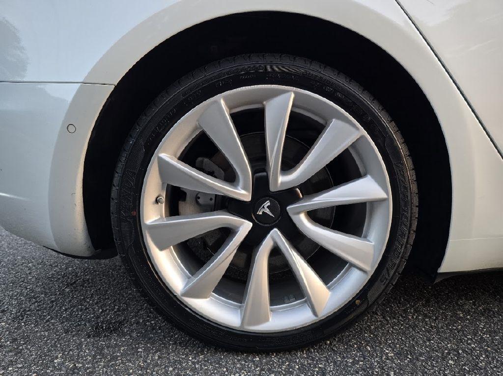 Tesla Model 3 photo 15