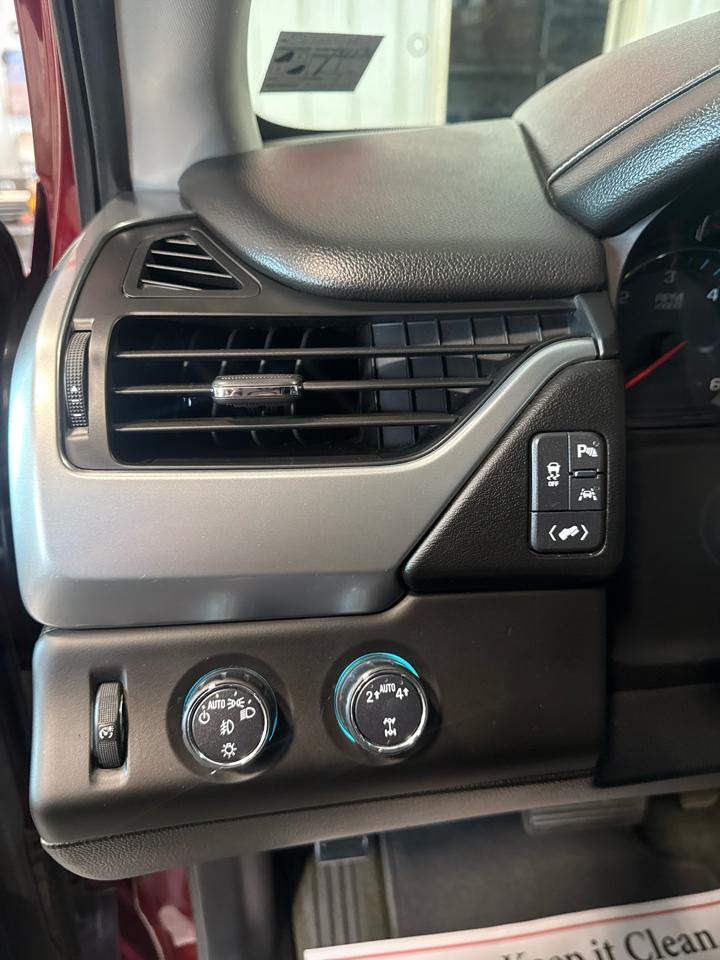 Chevrolet Suburban 4WD 4dr 1500 LT 2017