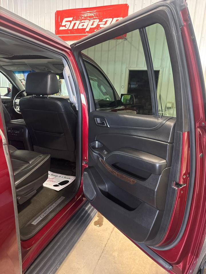 Chevrolet Suburban 4WD 4dr 1500 LT 2017