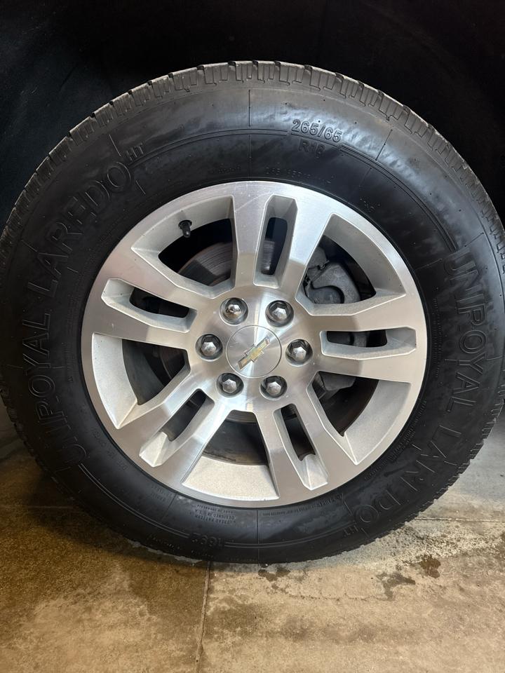 Chevrolet Suburban 4WD 4dr 1500 LT 2017