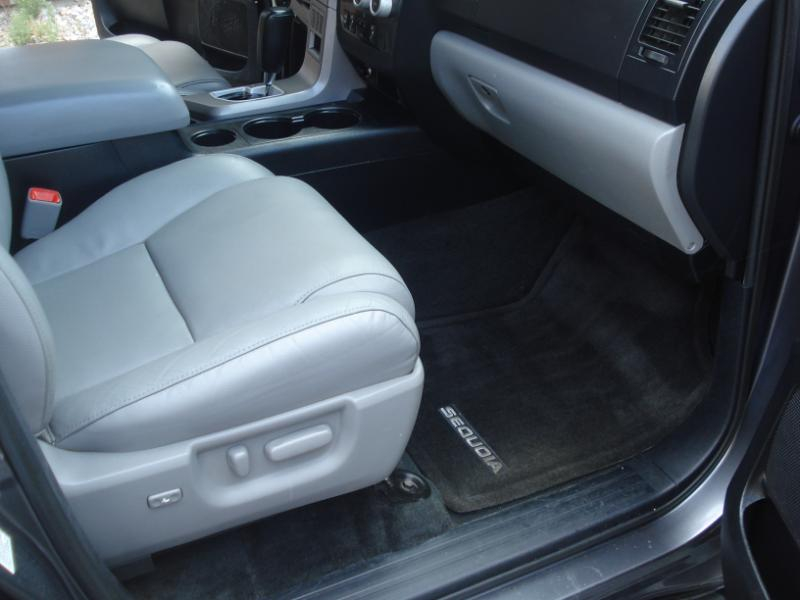 Toyota Sequoia SR5 5.7L 4WD 2012