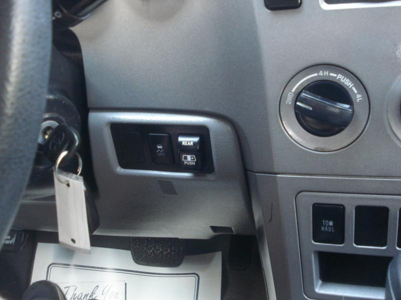 Toyota Tundra Tundra-Grade 5.7L FFV Double Cab 4WD 2011