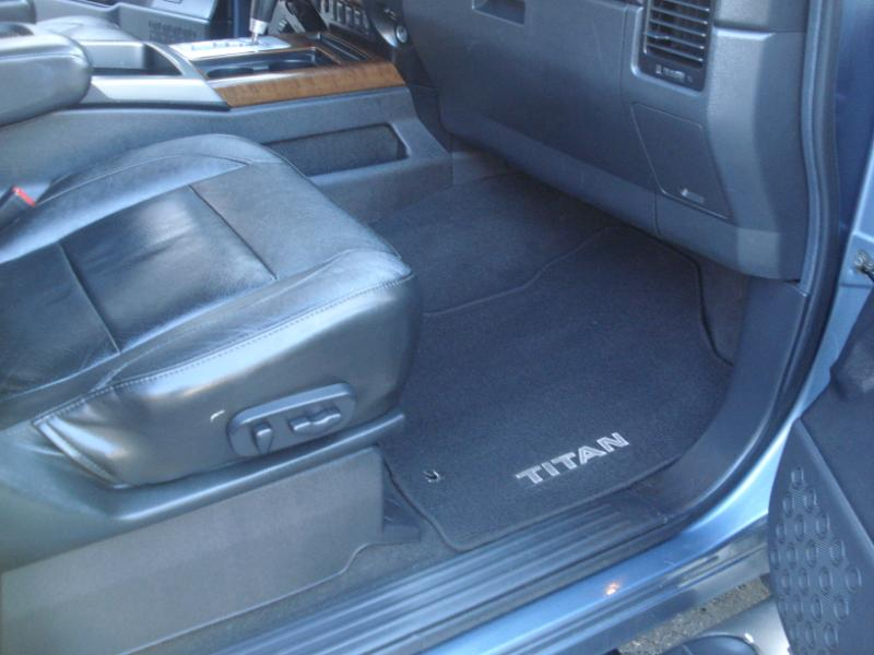 Nissan Titan SL Crew Cab 4WD 2011