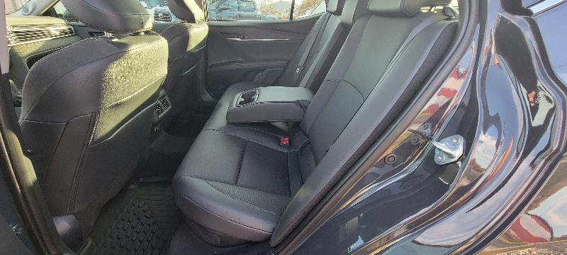 Toyota Camry Hybrid XLE 2025