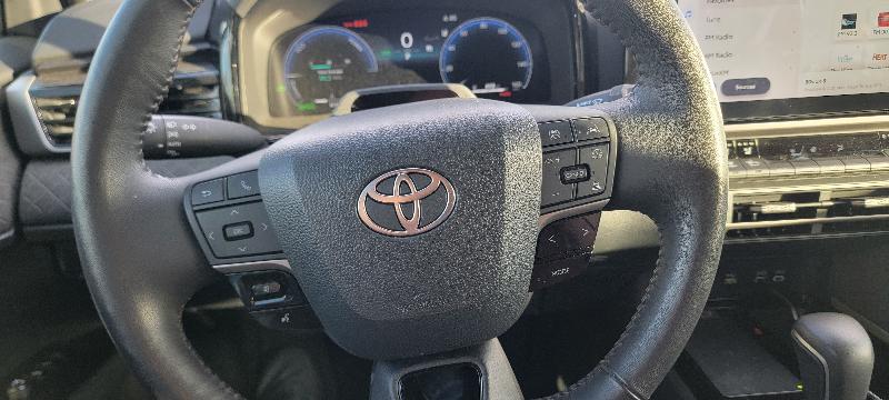 Toyota Camry Hybrid XLE 2025