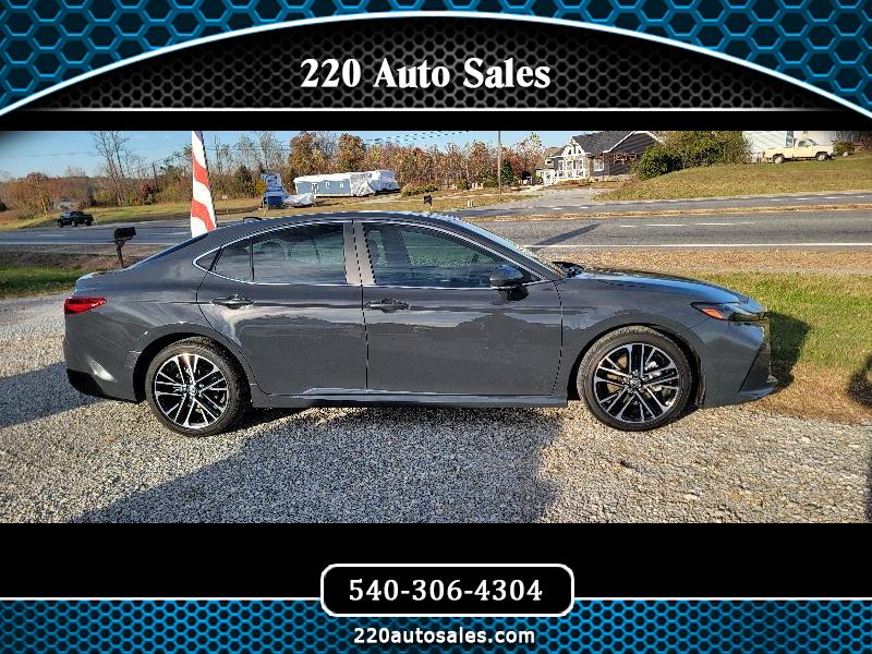 Toyota Camry Hybrid XLE 2025