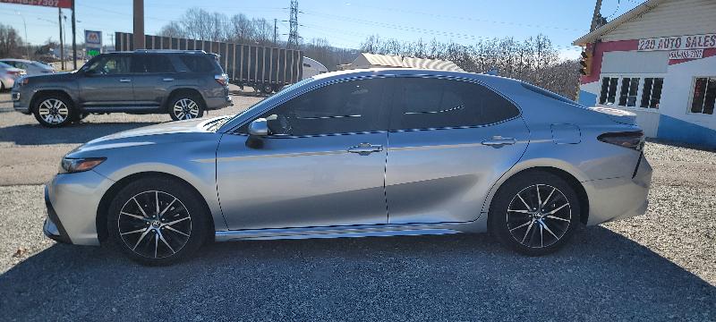 Toyota Camry SE 2021